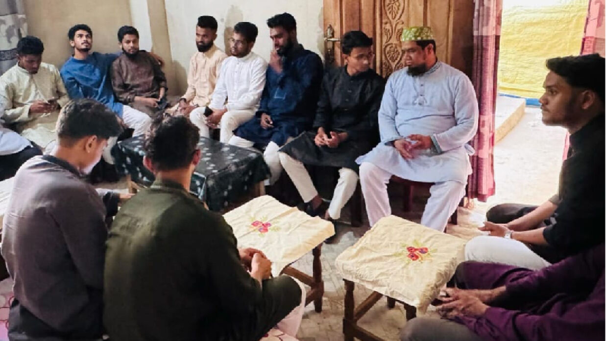শহীদ পরিবারের সঙ্গে ঈদ উদযাপন শেকৃবির শিবির সভাপতির