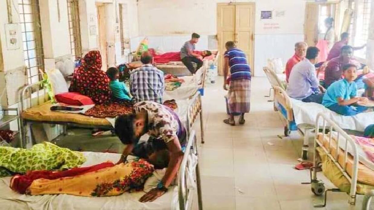 ফুচকা খেয়ে অসুস্থ নারী, পুরুষ ও শিশু হাসপাতালে চিকিৎসাধীন