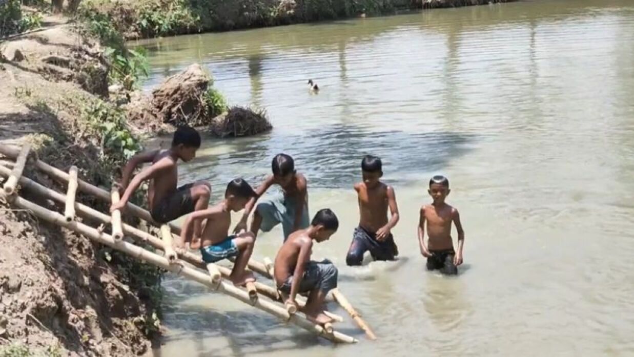 তাপপ্রবাহ থেকে মুক্তি পেতে শিশুদের স্নান