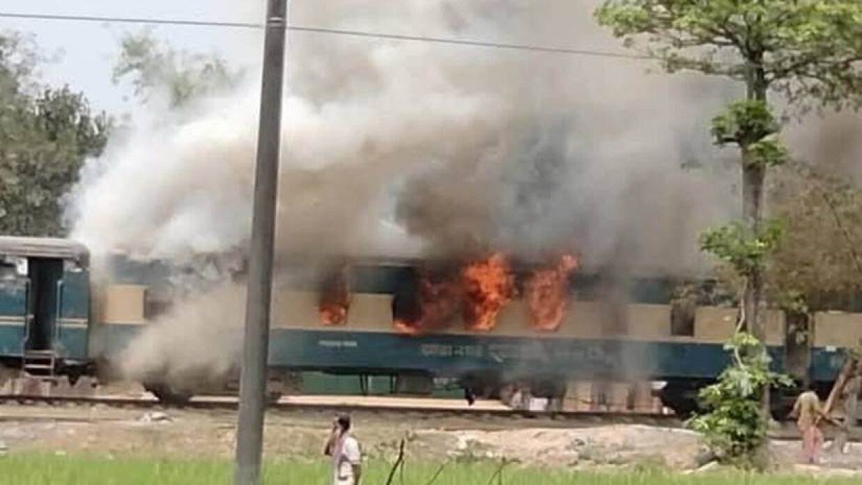 মহুয়া কমিউটার ট্রেনের পাওয়ার কারে অগ্নিকাণ্ড ঘটে
