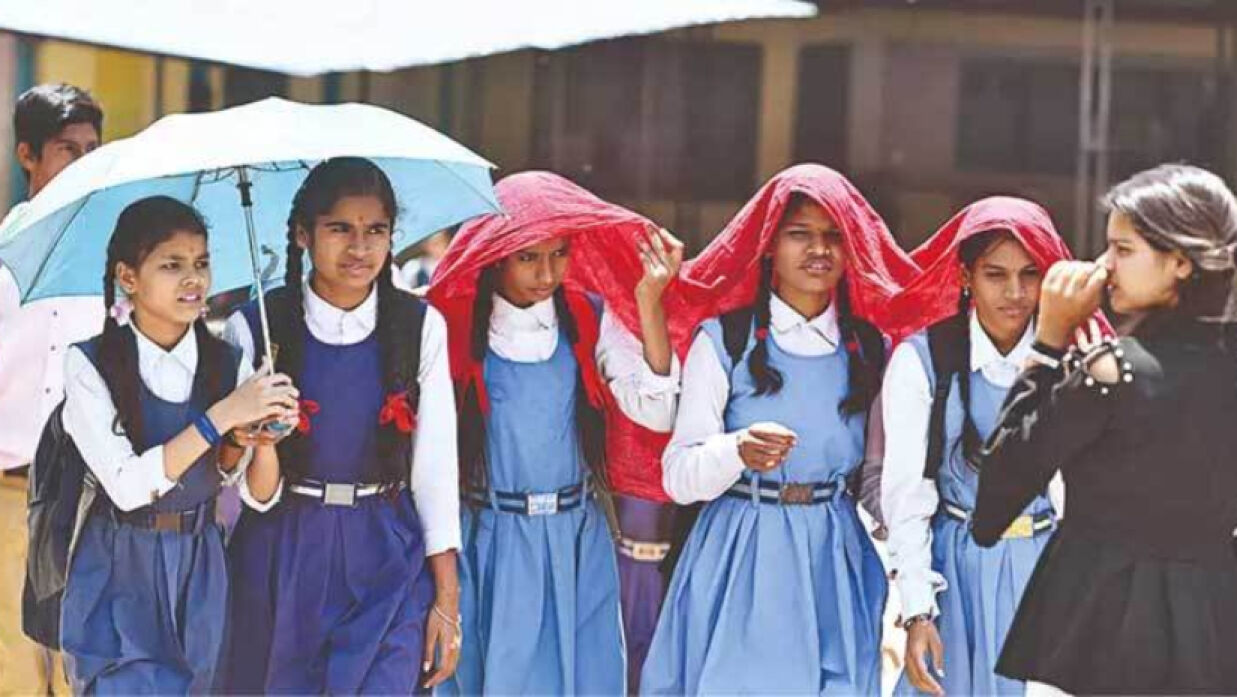 প্রচন্ড গরমে শিক্ষার্থীরা স্কুলে যাচ্ছে
