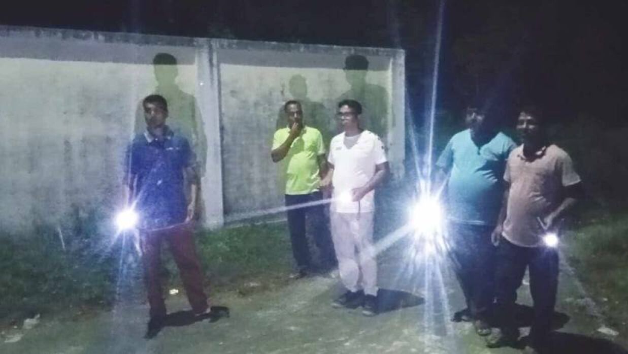 টহল দিচ্ছেন প্রক্টর