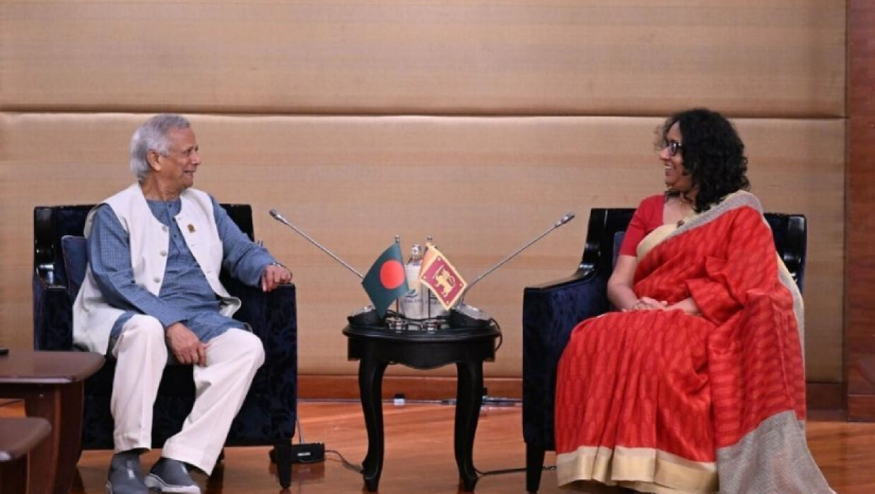প্রধান উপদেষ্টা অধ্যাপক মুহাম্মদ ইউনূস এবং শ্রীলংকার প্রধানমন্ত্রী হরিনিয়া আমারাসুরিয়া