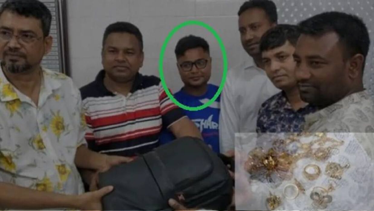 স্বর্ণালংকার ও টাকা বগুড়া সদর থানায় মালিকের কাছে হস্তান্তর করেন খায়রুল ইসলাম