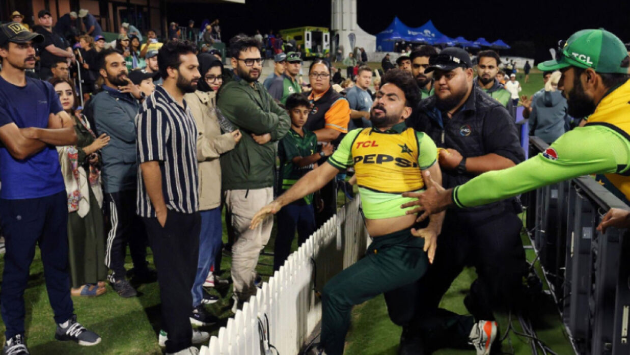 দর্শক পেটাতে গেলেন পাকিস্তানি অলরাউন্ডার