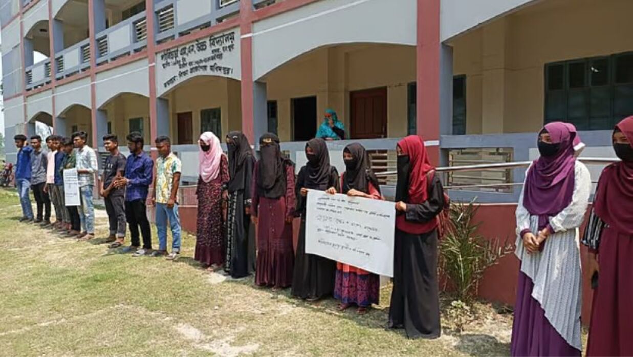 এসএসসি পরীক্ষার্থীদের মানববন্ধন