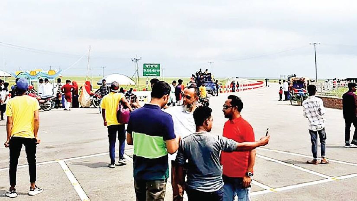 পর্যটকের পদচারণায় মুখর হয়ে উঠেছে কিশোরগঞ্জের বিস্তীর্ণ হাওরাঞ্চল