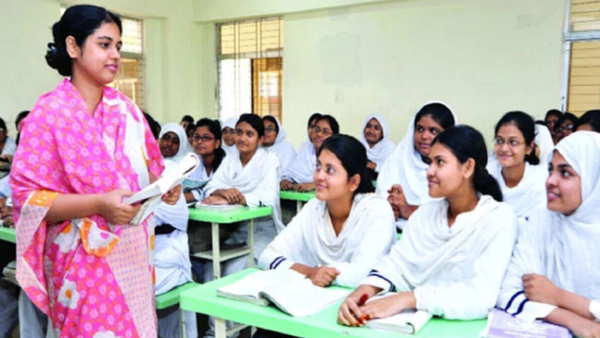 শ্রেণিকক্ষে পাঠদান করছেন শিক্ষক