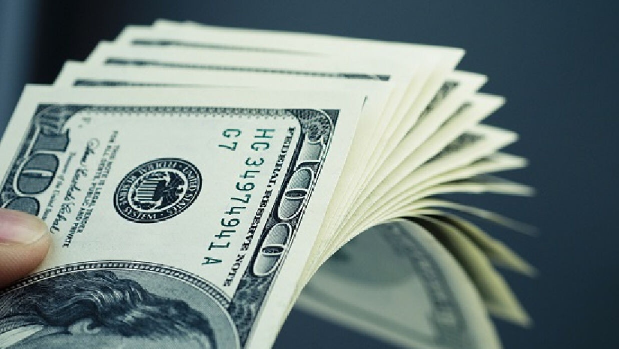 প্রবাসী বাংলাদেশিরা মার্চ মাসে ৩২৯ কোটি ডলার রেমিট্যান্স পাঠিয়েছেন