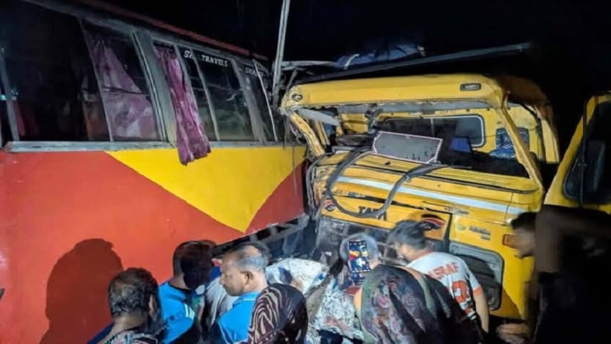 রাজশাহীর বরেন্দ্র বিশ্ববিদ্যালয়ের সামনে খারখারি এলাকায় দুর্ঘটনাকবলিত বাস ও ট্রাক