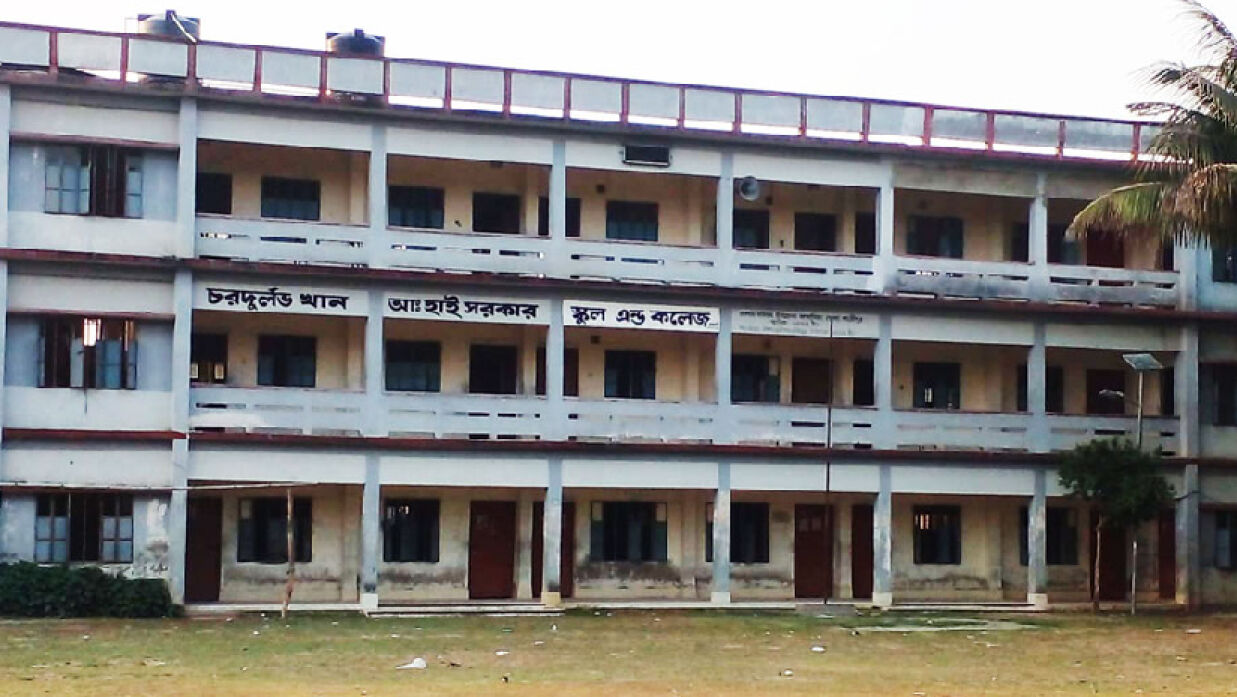 খান আব্দুল হাই সরকার স্কুল অ্যান্ড কলেজে এসএসসি পরীক্ষার প্রবেশপত্র আটকে রেখে শিক্ষার্থীদের কাছ থেকে অতিরিক্ত টাকা আদায়ের অভিযোগ