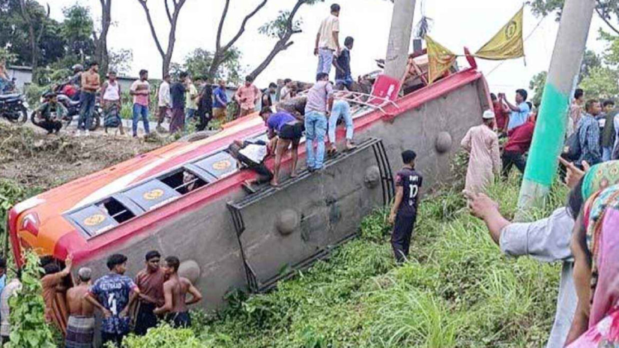 দুর্ঘটনাকবলিত বাস
