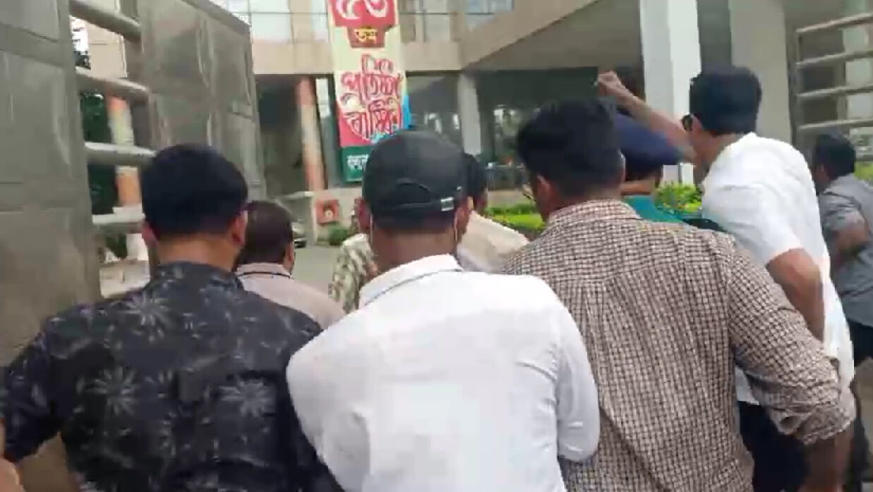 পিএসসির গেট ভেঙ্গে ঢুকছেন চাকরিপ্রার্থীরা