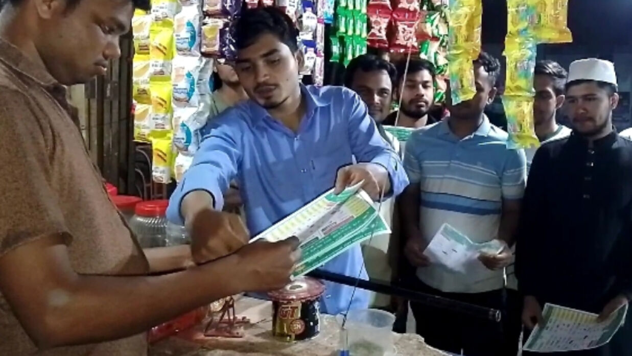 লিফলেট বিতরণ করা হচ্ছে