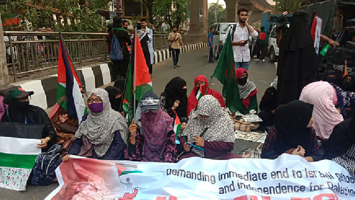 পররাষ্ট্র মন্ত্রণালয় অভিমুখী পদযাত্রা প্রেসক্লাব মোড়ে আটকে দিয়েছে পুলিশ