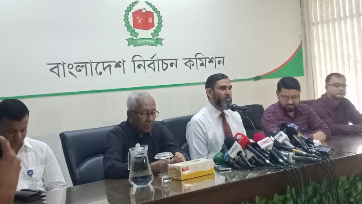 প্রবাসীদের ভোট প্রদান পদ্ধতি নিয়ে ব্রিফ করছেন নির্বাচন কমিশনার ব্রিগেডিয়ার জেনারেল (অব.) আবুল ফজল মো. সানাউল্লাহ