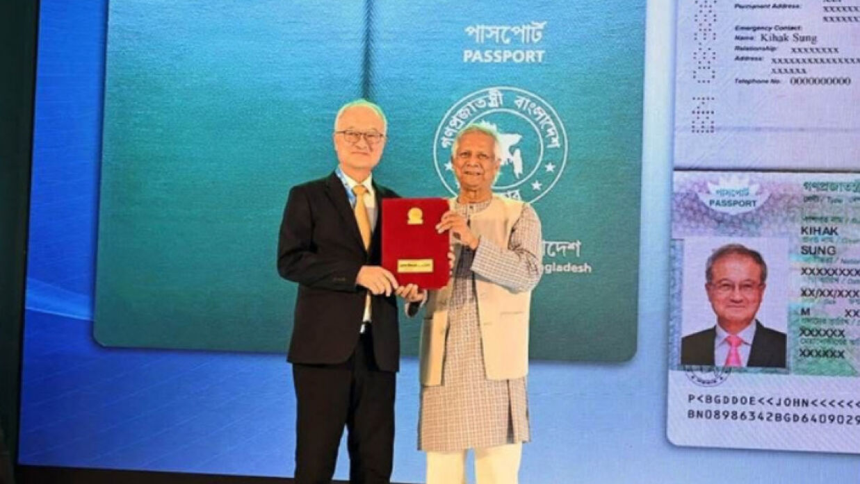 প্রধান উপদেষ্টা অধ্যাপক মুহাম্মদ ইউনূস কিহাক সাংয়ের হাতে সম্মাননাপত্র তুলে দেন