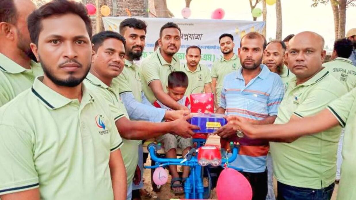 অসহায় পরিবারের মাঝে খাদ্যসামগ্রী ও অটোভ্যান বিতরণ