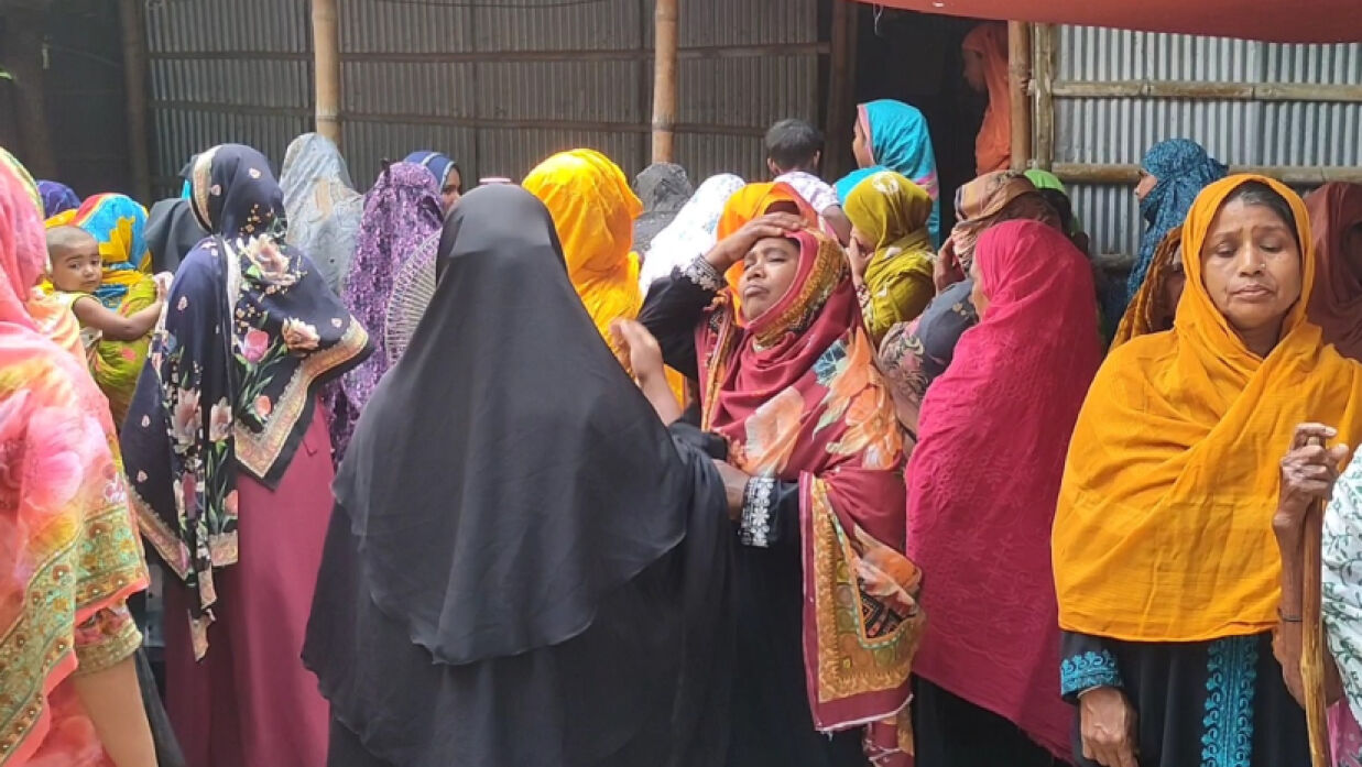 নিহত ব্যবসায়ীর লাশ দেখতে এলাকাবাসীর ভিড়