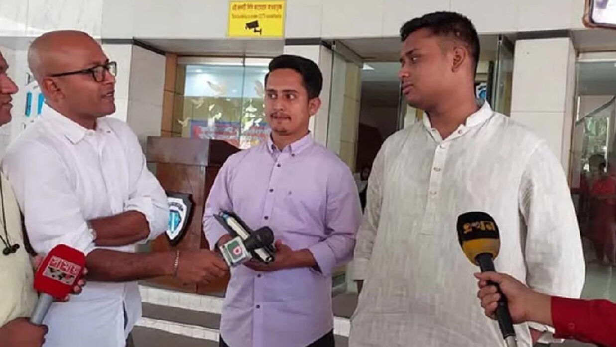 সাক্ষাৎ শেষে সাংবাদিকদের সাথে কথা বলছেন হাসনাত ও সারজিস