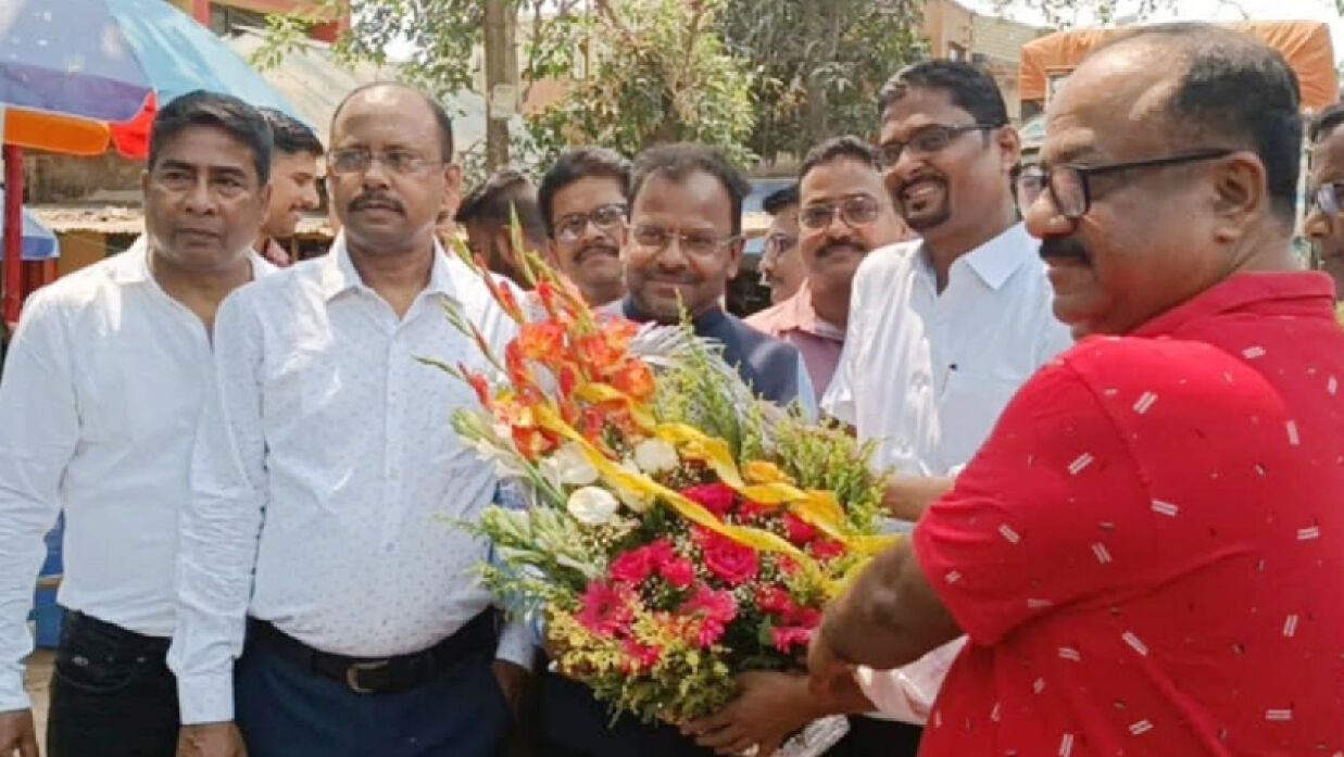 সাংবাদিকদের সঙ্গে কথা বলছেন ভারতীয় সহকারী হাইকমিশনার মনোজ কুমার