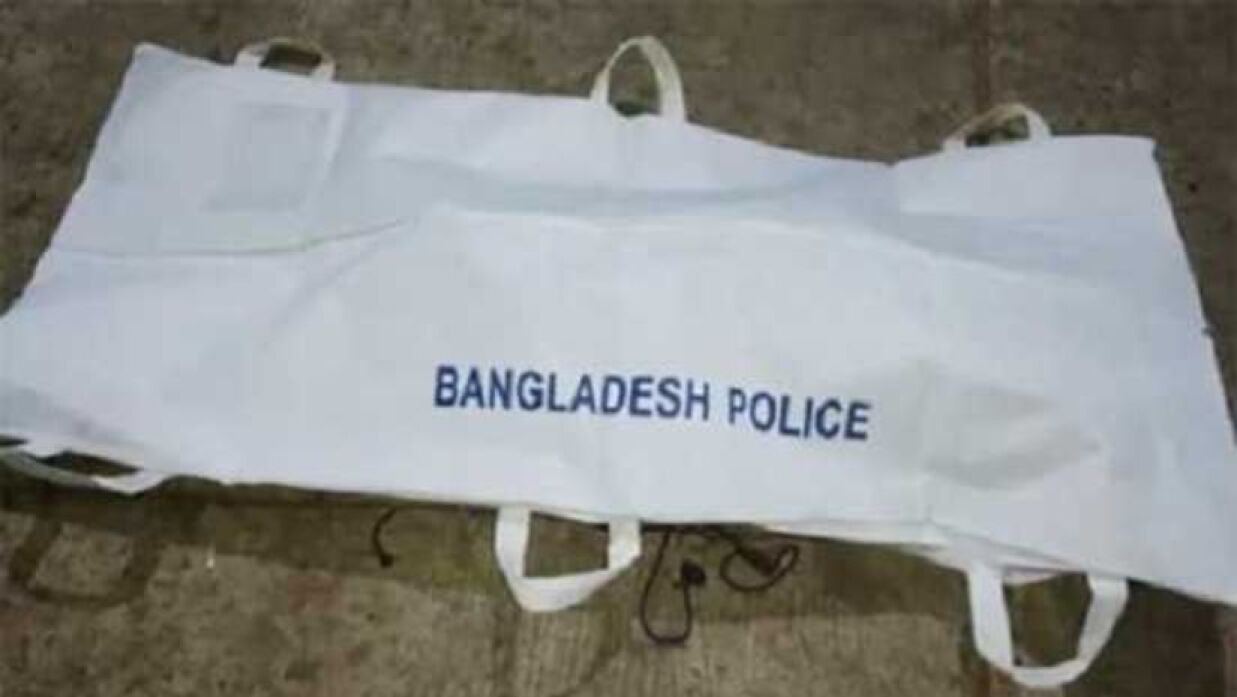 পুলিশ লাশ উদ্ধার করে নিয়ে যাচ্ছে