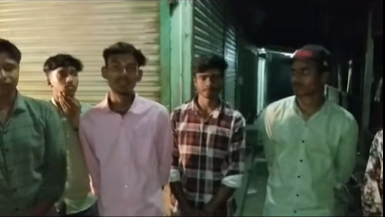 গভীররাতে আন্দোলনরত শিক্ষার্থীরা