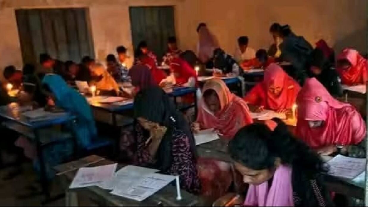 বীরগঞ্জের ঝাড়বাড়ী উচ্চ বিদ্যালয় কেন্দ্রে মোমবাতির আলোয় চলছে এসএসসি পরীক্ষা