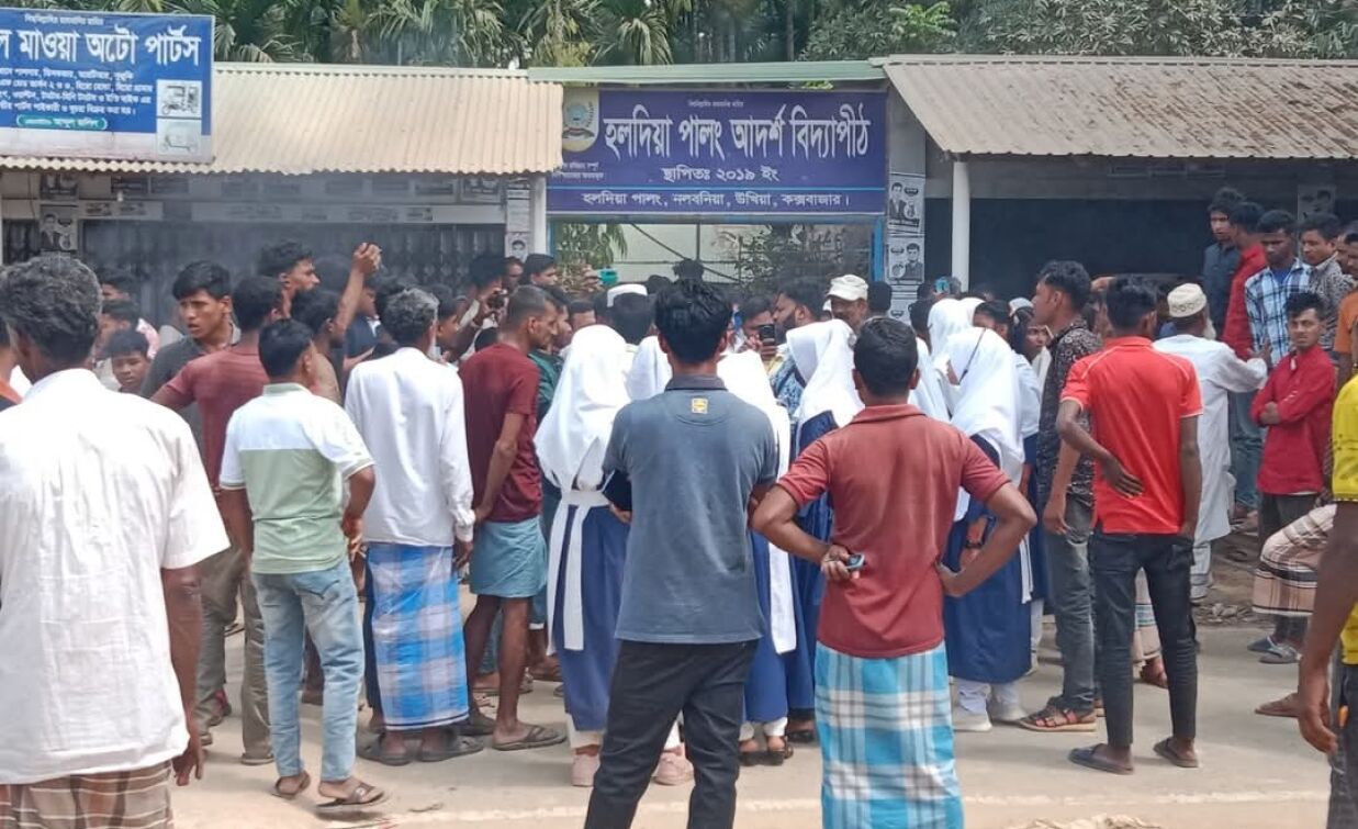 উখিয়ার হলদিয়া পালং আদর্শ উচ্চ বিদ্যালয়ের সামনে শিক্ষার্থী ও স্থানীয়দের অবস্থান