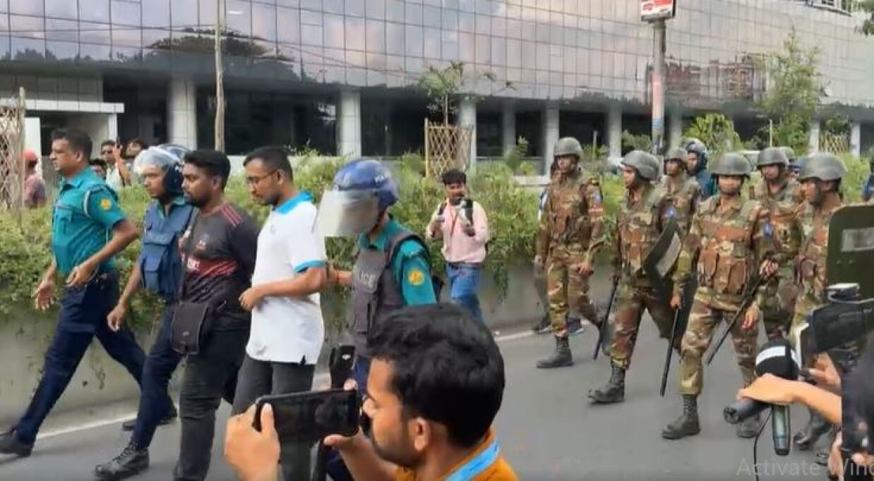 আটককৃতদের নিয়ে যাচ্ছে যৌথবাহিনী