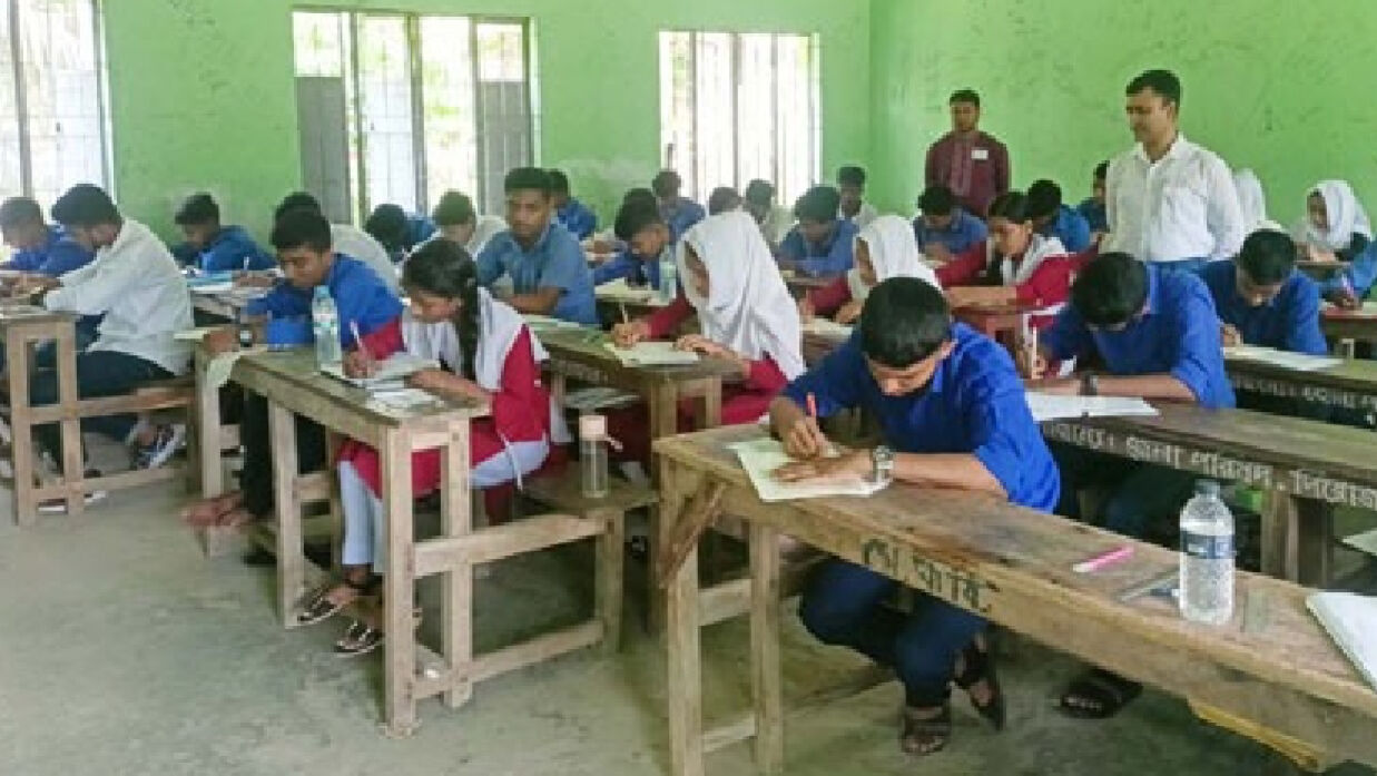 নওগাঁয় অনুষ্ঠিত হয়েছে এসএসসি পরীক্ষা