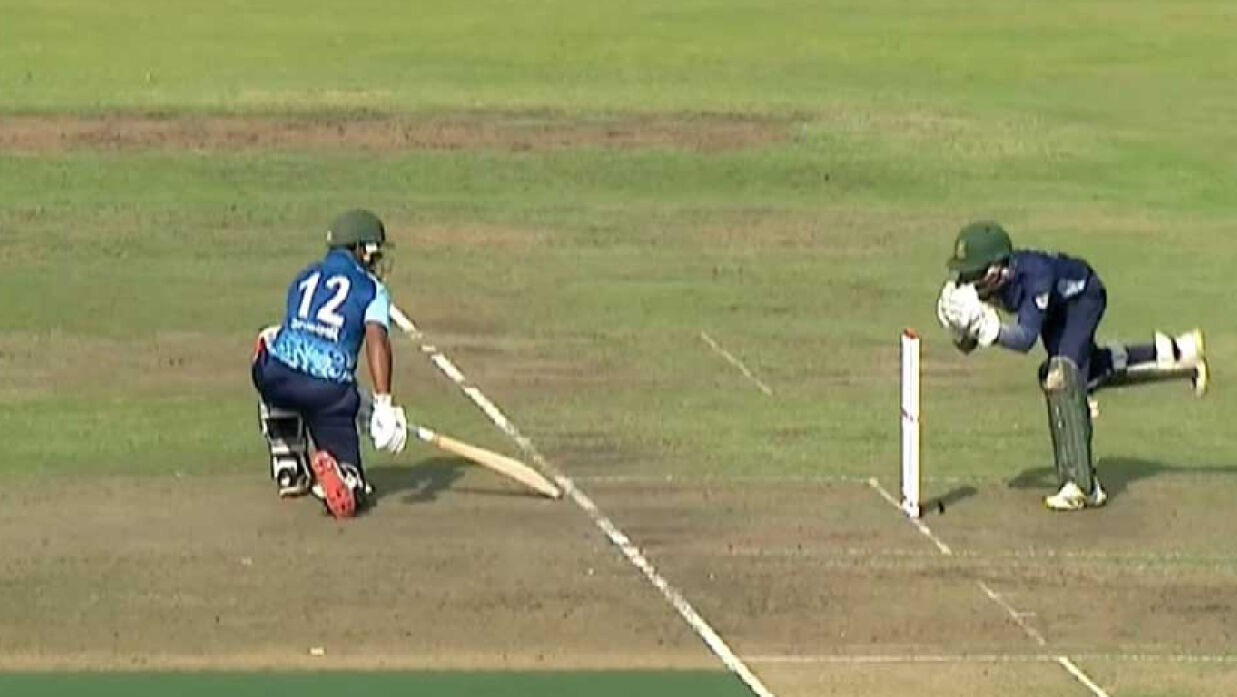 আলোচনায় শাইনপুকুরের শেষ ব্যাটসম্যান হিসেবে মিনহাজুল আবেদীন সাব্বিরের স্টাম্পিং