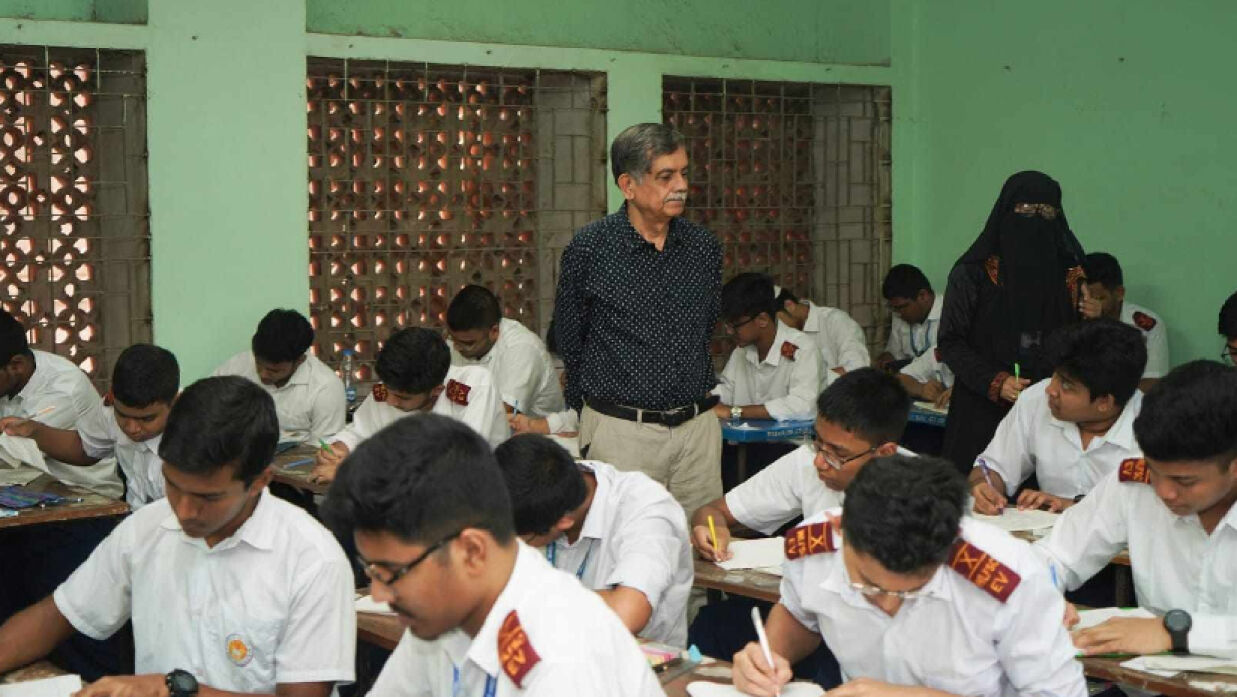 পরীক্ষা কেন্দ্র পরিদর্শনে শিক্ষা উপদেষ্টা