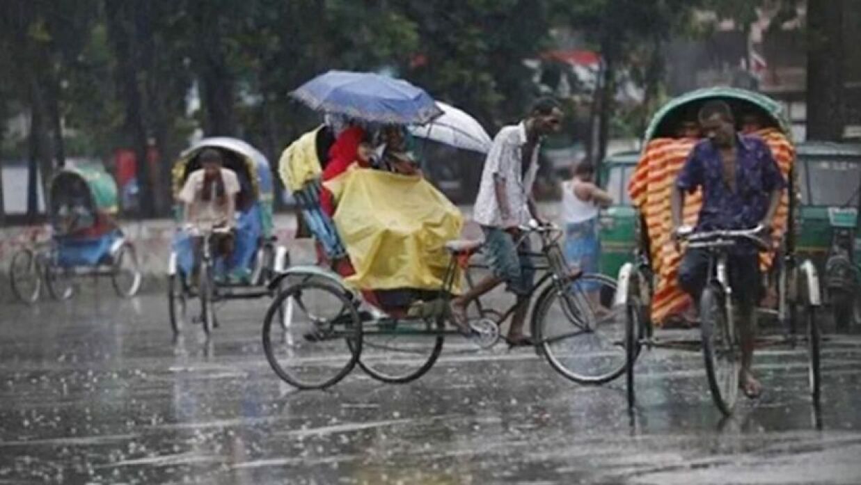 বৃষ্টিতে রিক্সায় করে যাচ্ছে মানুষ