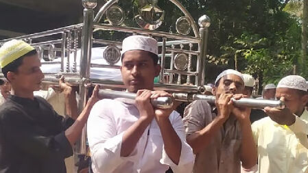 এসএসসি পরীক্ষা দিয়ে বাবার লাশ কাঁধে নিল ছেলে, এলাকায় শোক