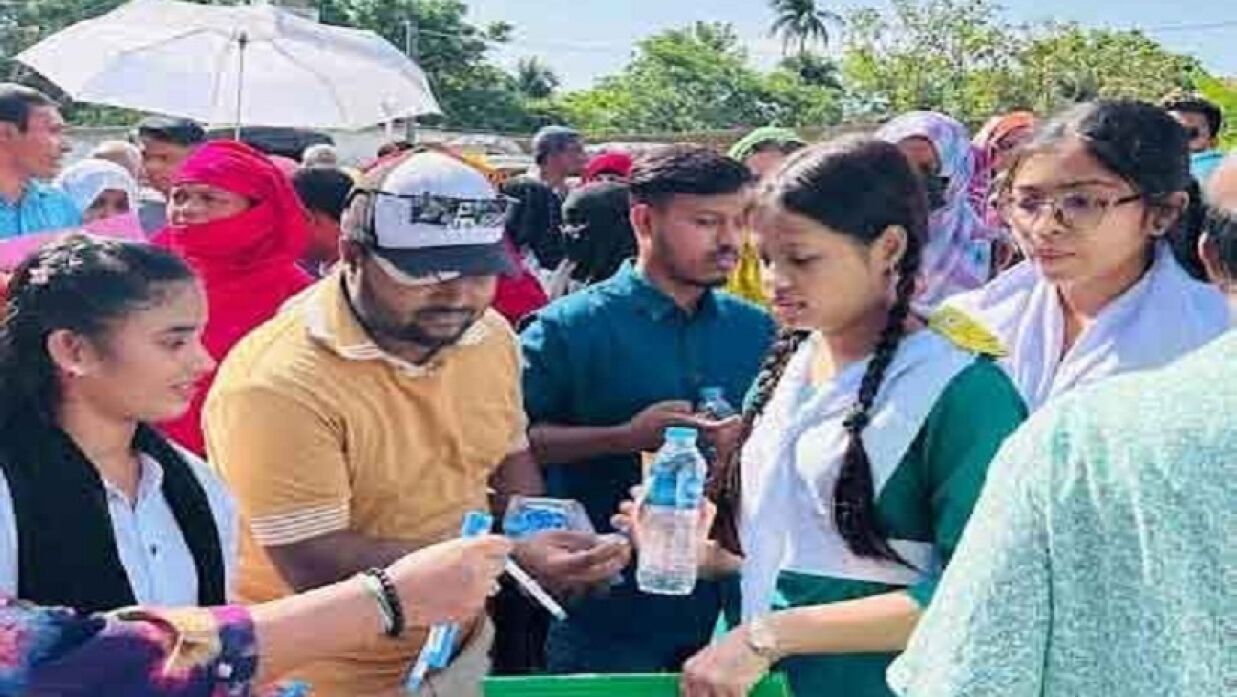 বাগেরহাটে এসএসসি পরীক্ষার্থীদের সহযোগিতা করছেন ছাত্রদলের নেতাকর্মীরা