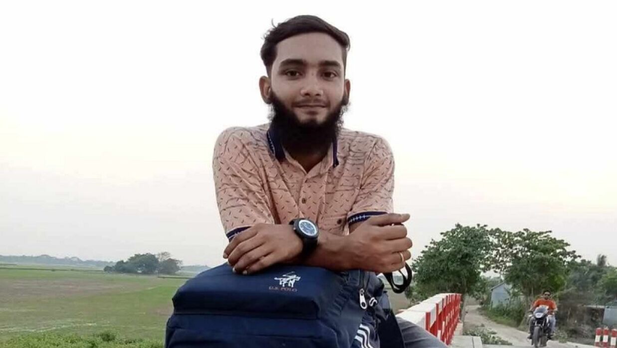 নাটোরে দাখিল পরিক্ষায় প্রক্সি দেওয়ার সময় আটক হিমেল