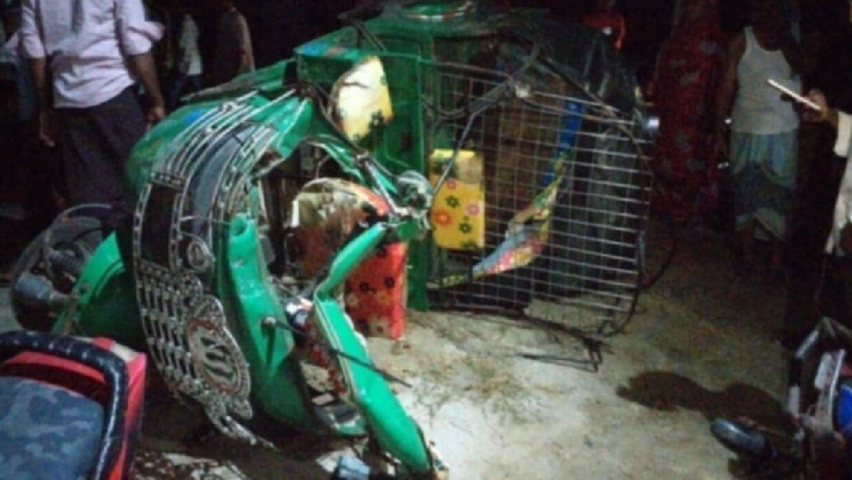 ট্রাক ও সিএনজি অটোরিকশার সংঘর্ষ