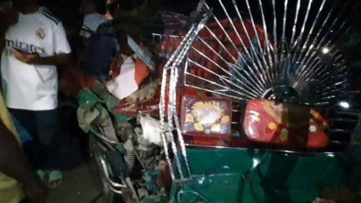 দুমড়েমুচড়ে যাওয়া সিএনজি