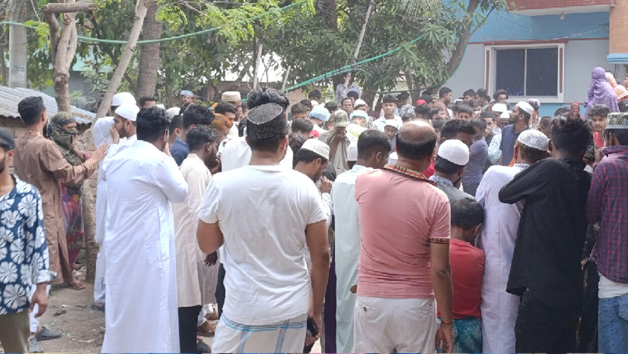 মরদেহ দেখতে স্থানীয়রা ভিড় করেছেন
