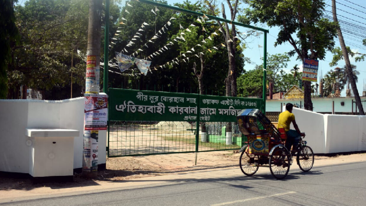 কারবালা কবরস্থানের গেটগুলো তালা মেরে বন্ধ করে রাখা হয়েছে