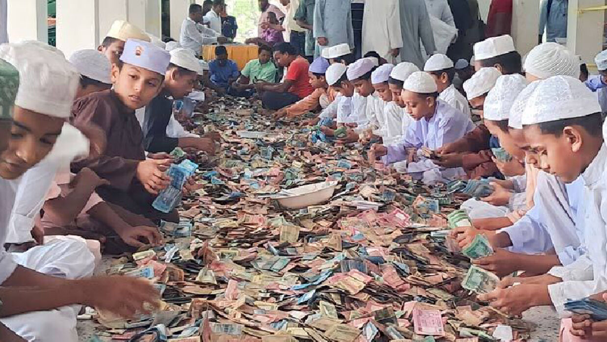১১টি লোহার দানবাক্স খুলে পাওয়া গেছে ২৮ বস্তা ভর্তি টাকা