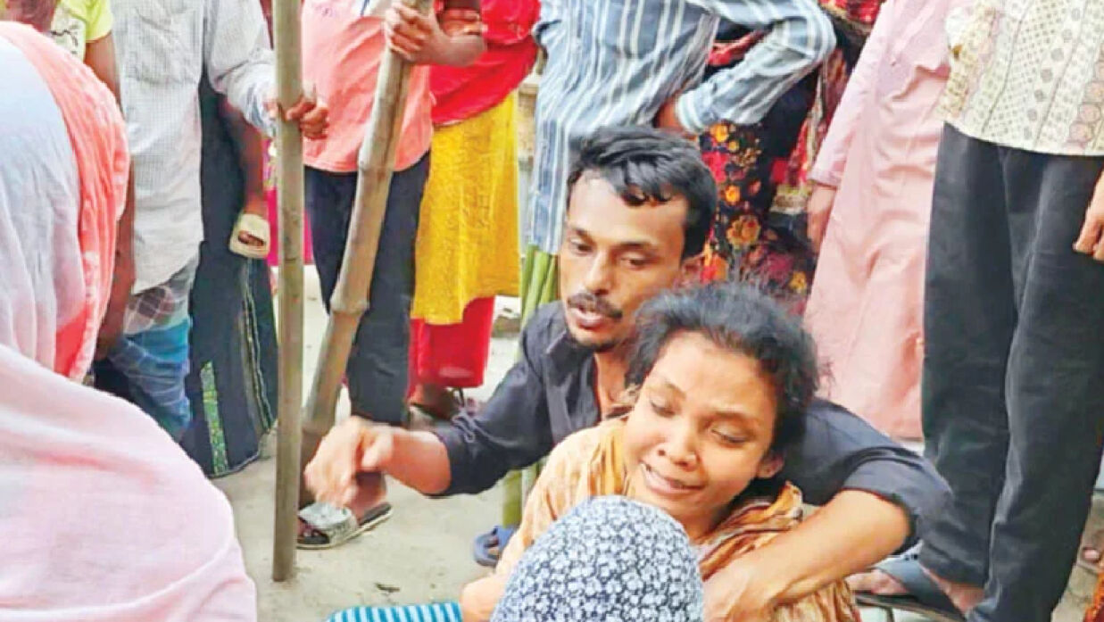 লাশ দেখে আহাজারি স্বজনদের