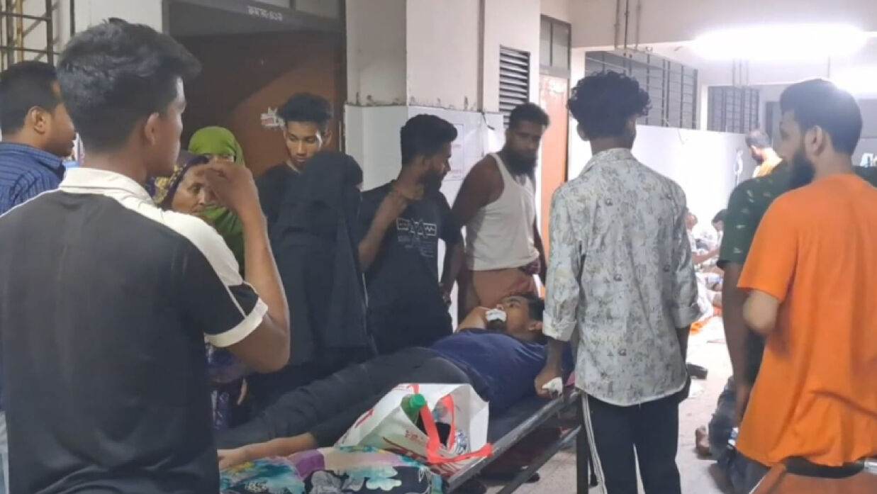আহত ব্যক্তি চিকিৎসা দেওয়া হচ্ছে