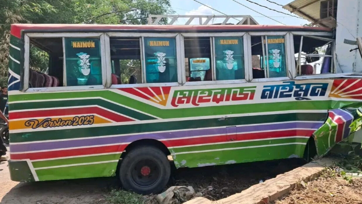 এই বাসের চাপায় নিহত হয় তাসিন উদ্দিন