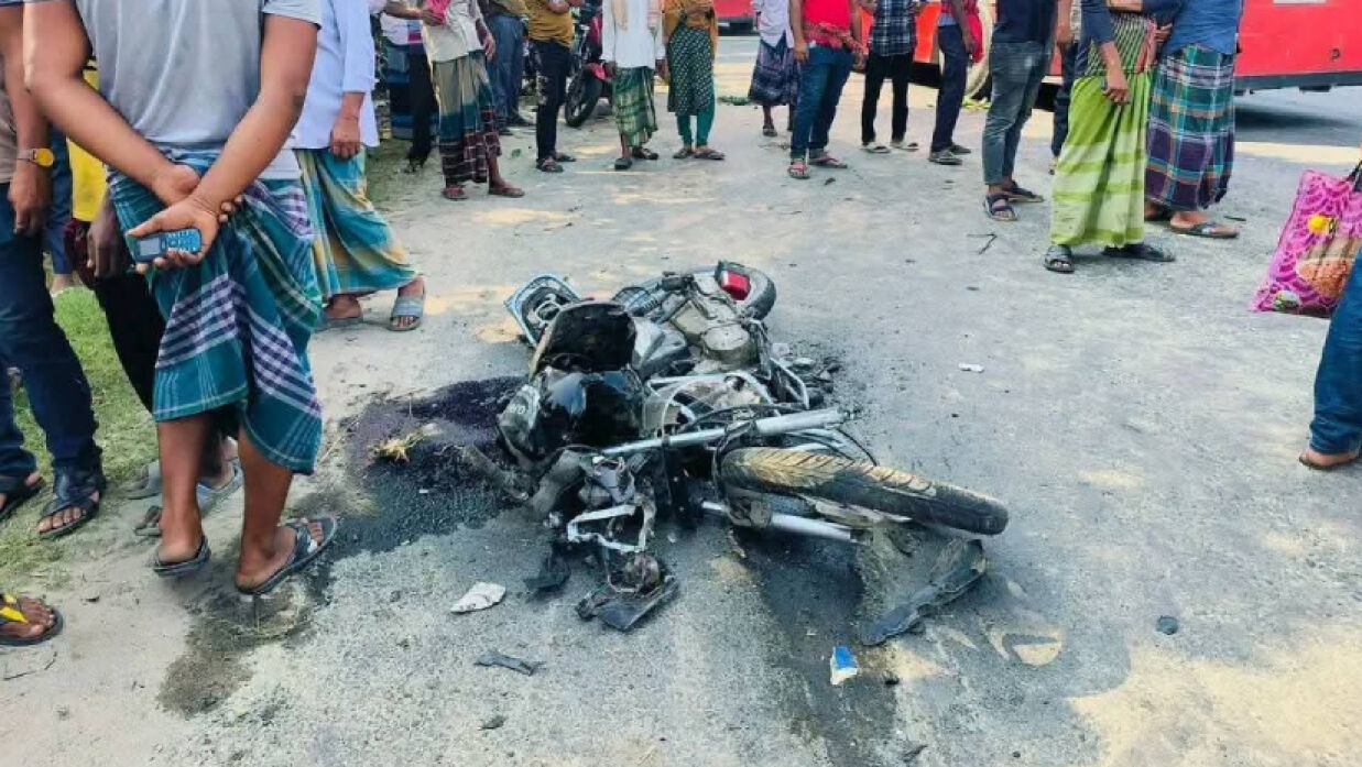 দুর্ঘটনায় দুমড়ে-মুচড়ে যাওয়া মোটরসাইকেল