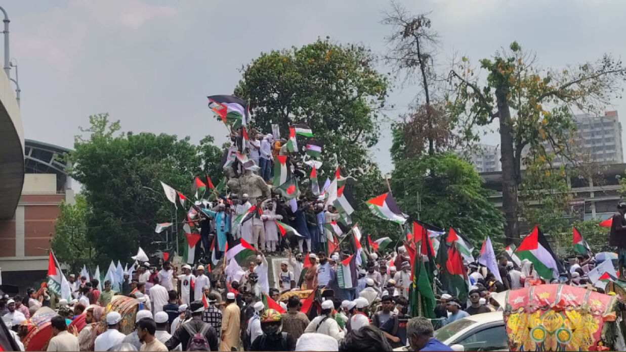 রাজু ভাস্কর্যে ‘মার্চ ফর গাজা’ কর্মসূচিতে অংশ নেয়া জনতা