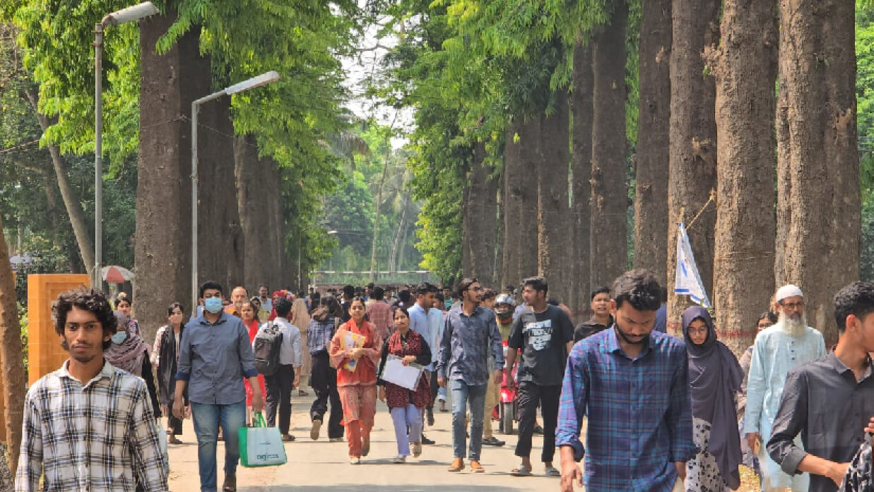 রাজশাহী বিশ্ববিদ্যালয় ক্যাম্পাসে ভর্তিচ্ছু শিক্ষার্থীরা