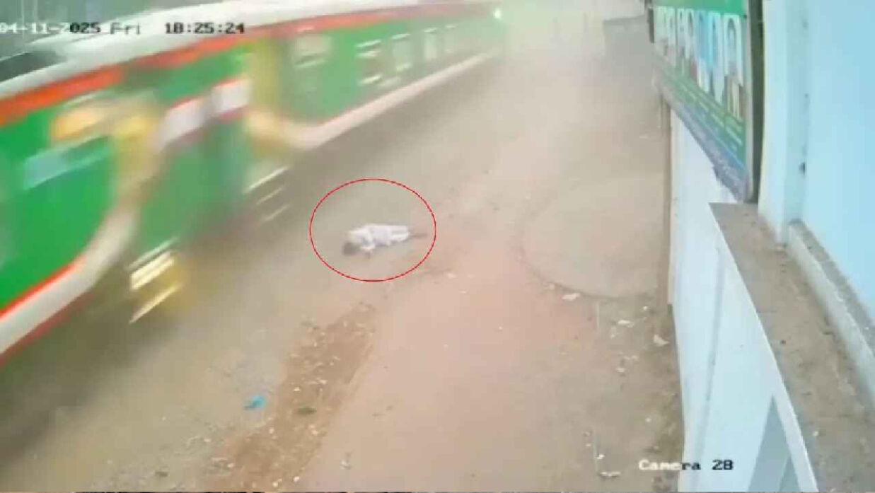 ট্রেনের জানালা দিয়ে বাইরে ছিটকে পড়েছে এক শিশু