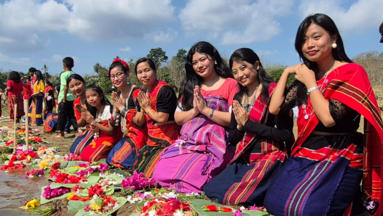নদীতে ফুল ভাসাচ্ছেন চাকমারা
